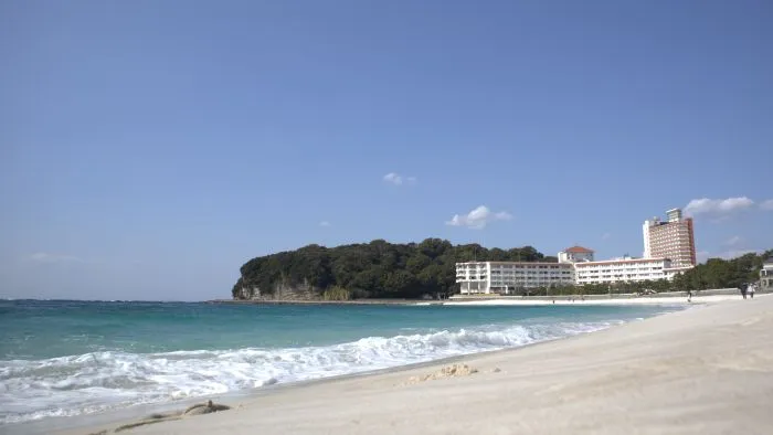 白良浜海水浴場の白い砂浜