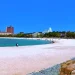 白い砂浜が美しい夏の白良浜海水浴場の風景